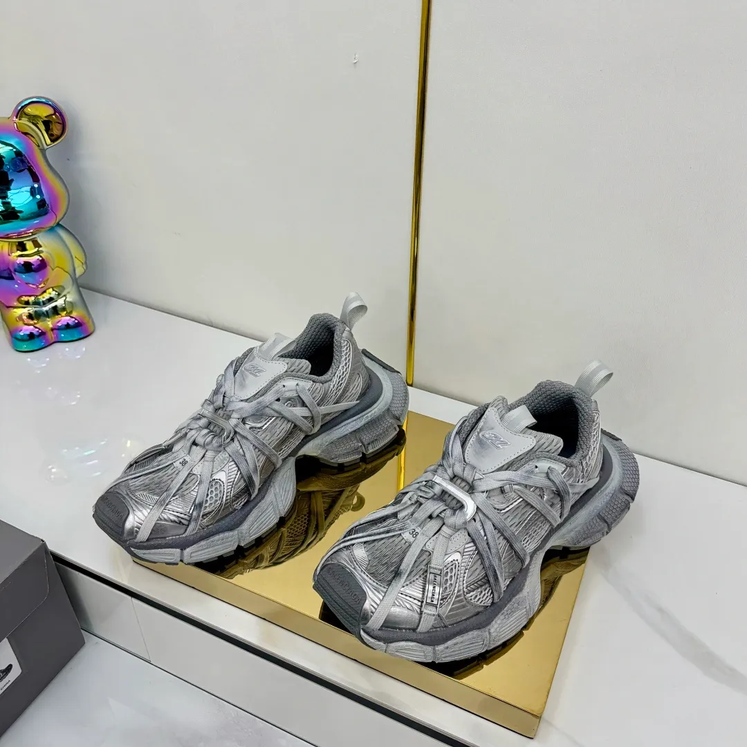 👟👟Ex-factory price 820👟👟 Balenciaga Balenciaga's latest popular 9th generation 3XL Sneaker Spider-Man series, couple's dad shoes, original purchase, development and production. Balenciaga 3XL Sneaker's overall shoe shape draws on the creative ideas of Balenciaga Track and Balenciaga Runner. It is equivalent to removing the outer frame of the Track shoe body while inheriting the streamlined shape and shape of the Runner. Track flat toe, new color matching, the entire shoe body is integrated into the spider binding shoelace design decoration, the exaggerated shape is more prominent. Fabric: original customized imported technical fabric + mesh inner lining: original customized breathable mesh lining. Outsole: original molded 5-layer ultra-light MD combination rubber sole. Bottom thickness: 5CM. Size: 35-45. Original packaging.